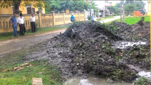 Những đống bùn to trong chứa rắn rết rất nguy hiểm
