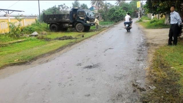 Cả một đoạn đường đen kịt nước bùn
