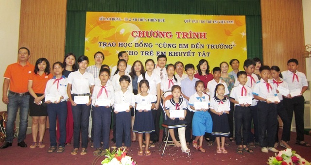 100 suất học bổng cho trẻ em khuyết tật - nhiễm chất độc điôxin - 2 Các em học sinh khuyết tật – Nhiễm chất độc điôxin vui mừng nhận học bổng