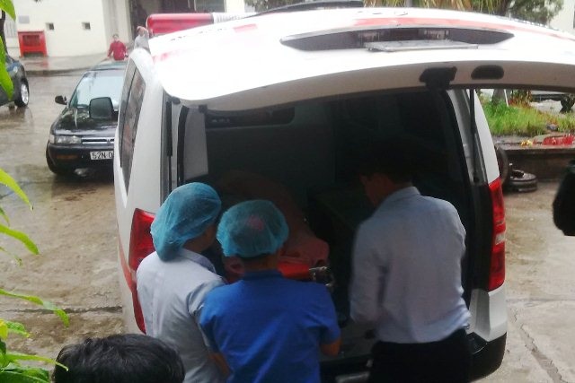 Một sản phụ chết bất thường sau sinh 5 ngày - 1 Đưa xác sản phụ Hà về nhà. Sản phụ này đã chết bất thường sau 5 ngày sinh con