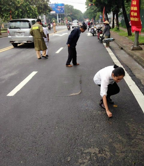 Người dân và CSGT cùng ra đường để nhặt đinh