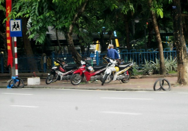 Nhiều điểm vá, thay lốp xe mọc lên trên vỉa hè đoạn gần ngã 5 Hà Nội – Lý Thường Kiệt