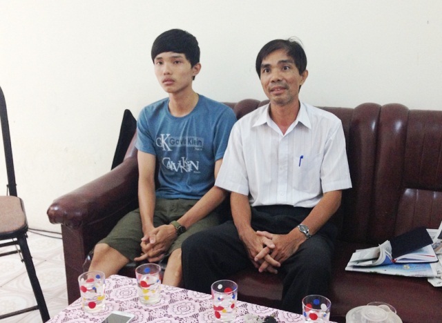 Tân sinh viên Y bị buộc thôi học được chuyển xuống ngành điểm thấp hơn - 2 Em Tuấn và cha đến cơ quan báo chí trình bày bị cho thôi học sau 1 tháng học tại Đại học Y Dược Huế