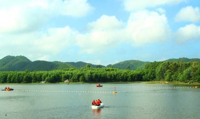 Công binh Việt Nam trình diễn rà phá bom mìn dưới nước - 6 Khu vực rà tìm đã được khoanh thành hình trên hồ Ba Cửa. Độ sâu rà tìm là 5 mét. Nếu ở biển thì độ sâu thấp nhất là 15 mét