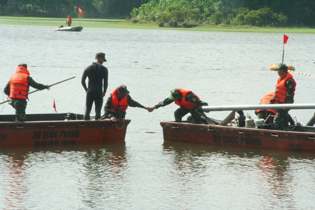 Công binh Việt Nam trình diễn rà phá bom mìn dưới nước - 9
Tiến đến khu vực thứ hai, sau khi người nhái lặn xuống nhưng chưa tìm thấy vật liệu nổ, các thuyền đã nối lại và tiến hành hút bùn.