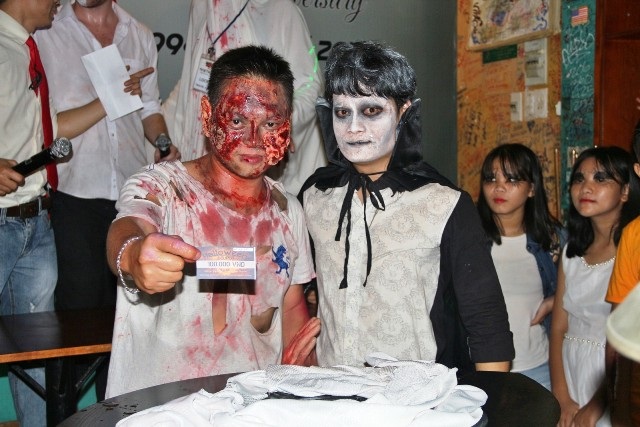 Những màn hóa trang kinh dị tại quán bar DMZ