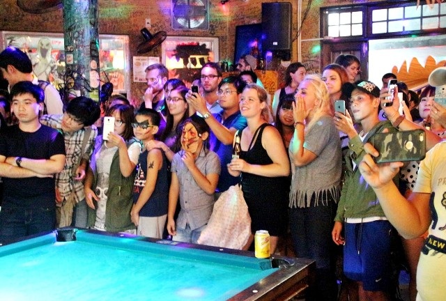 Rất đông khán giả reo hò, cổ vũ cho bữa tiệc hóa trang độc đáo