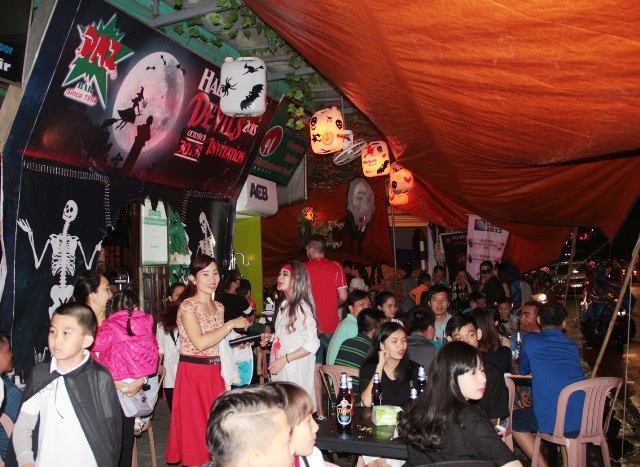 Dù mưa nhưng bữa tiệc hóa trang tại phố Tây Huế vẫn không hề vắng khách
