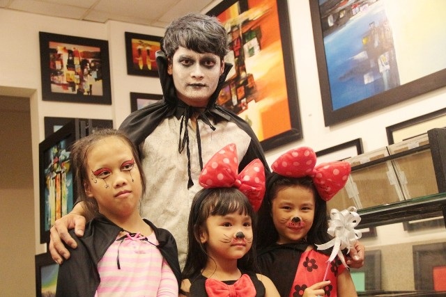 Các bé gái được hóa tranh thành những chú mèo đáng yêu, dễ thương