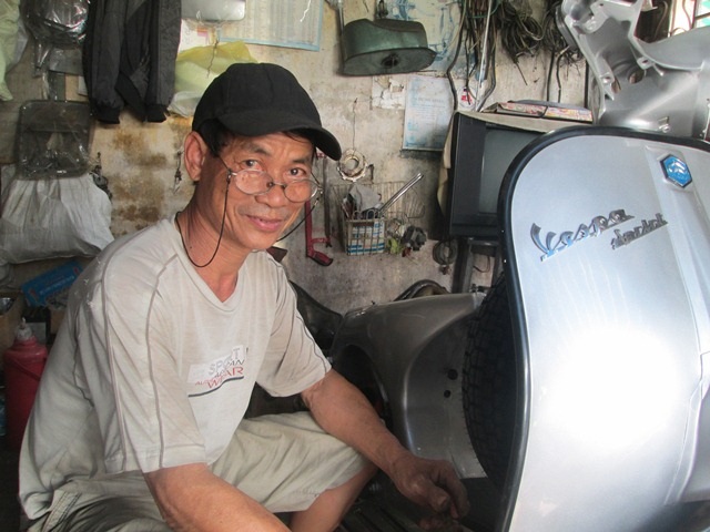 “Phù thủy” Vespa cổ trên đất Cố đô - 6
Nụ cười đôn hậu của người thợ đã gắn bó gần 40 năm với nghề sửa Vespa cổ tại Huế