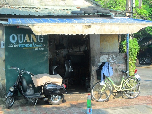 “Phù thủy” Vespa cổ trên đất Cố đô - 2
Tiệm sửa xe rộng chỉ 10 mét vuông của ông Quang Vespa