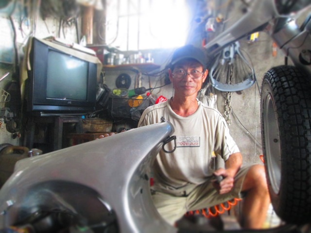 “Phù thủy” Vespa cổ trên đất Cố đô - 4
Cả ngày bên những chiếc xe vespa cổ - đối với ông Quang là một thú vui