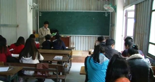 Trường lún 1 mét do thiết kế nền móng không đảm bảo - 2 Gần 700 học sinh phải học trong những dãy nhà tạm vừa dựng lên giữa các hành lang bằng tôn