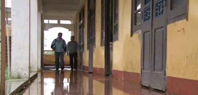Trường lún 1 mét do thiết kế nền móng không đảm bảo - 3 Nước ngầm đã tràn qua các hành lang tầng 1