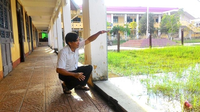 Trường lún 1 mét do thiết kế nền móng không đảm bảo - 6 Bậu hành lang một thời đáng lẽ phải nằm lên trên thì nay đã nằm tụt xuống gần đất. Nền của cả dãy phòng học tầng 1 đã được đôn lên