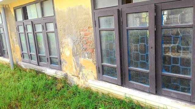 Trường lún 1 mét do thiết kế nền móng không đảm bảo - 1 Trường lún sâu 1 mét làm các cửa sổ gần chạm đất