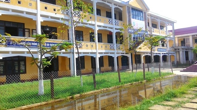 Trường lún 1 mét do thiết kế nền móng không đảm bảo - 7 Toàn bộ khối nhà 3 tầng đã được rào chắn cẩn thận