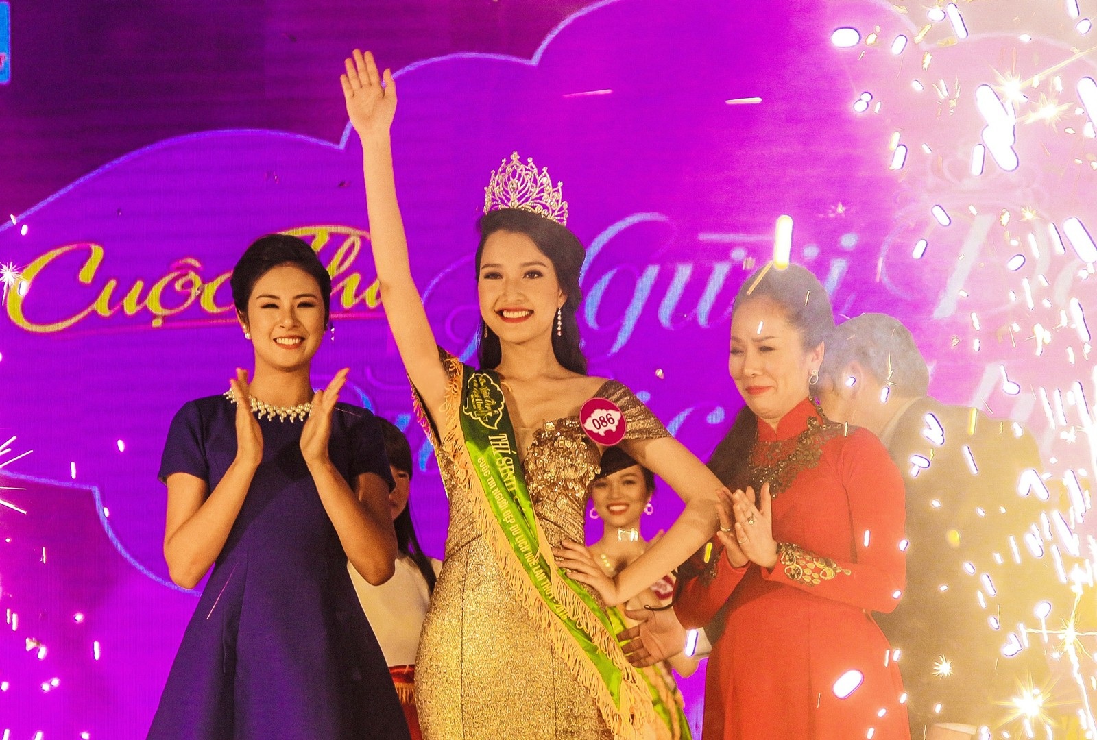 
Giây phút đăng quang của Lê Trần Ngọc Trân, SV năm 3 khoa Báo chí – Truyền thông, ĐH Khoa học Huế
