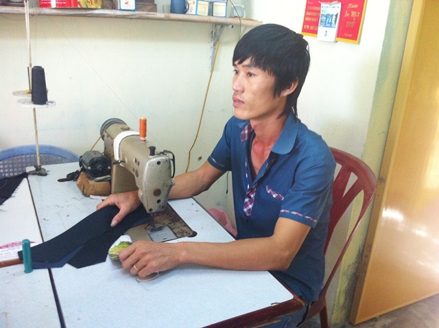 Chủ tiệm may lao xuống dòng nước lớn cứu nữ sinh - 2 Anh Huấn hiện đang là chủ tiệm may nhỏ ở xã Quảng Thành với hành động dũng cảm