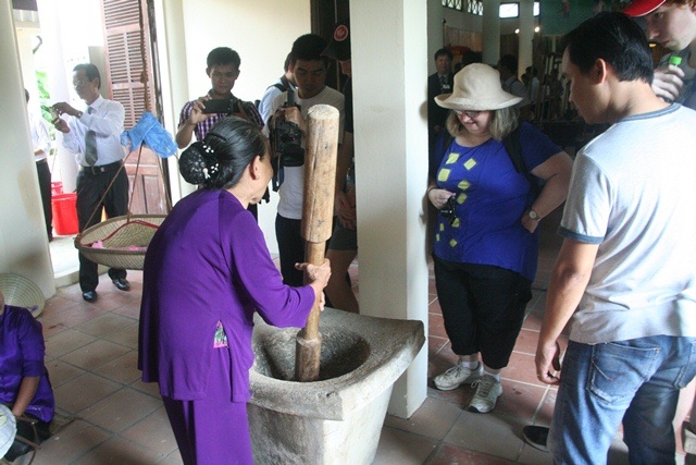 Thú vị chuyến tham quan nhà nông cụ bên cầu ngói Thanh Toàn - 13 Những hoạt động như giã gạo