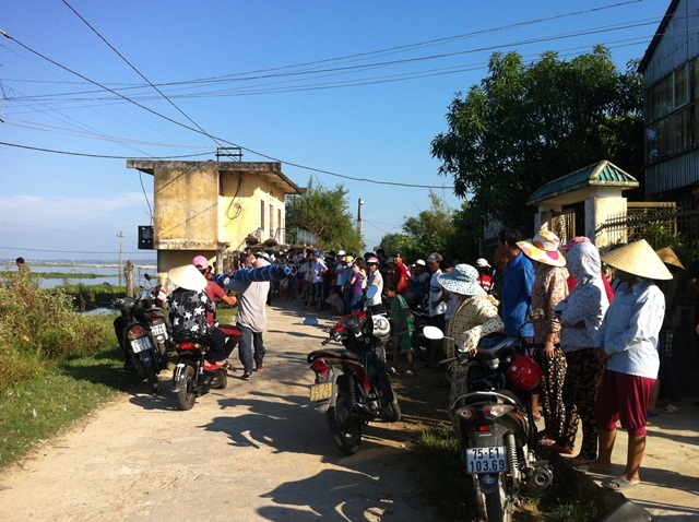 Đi làm đồng phát hiện người đàn ông treo cổ trên cây - 2
Người dân hiếu kỳ kéo đến hiện trường.