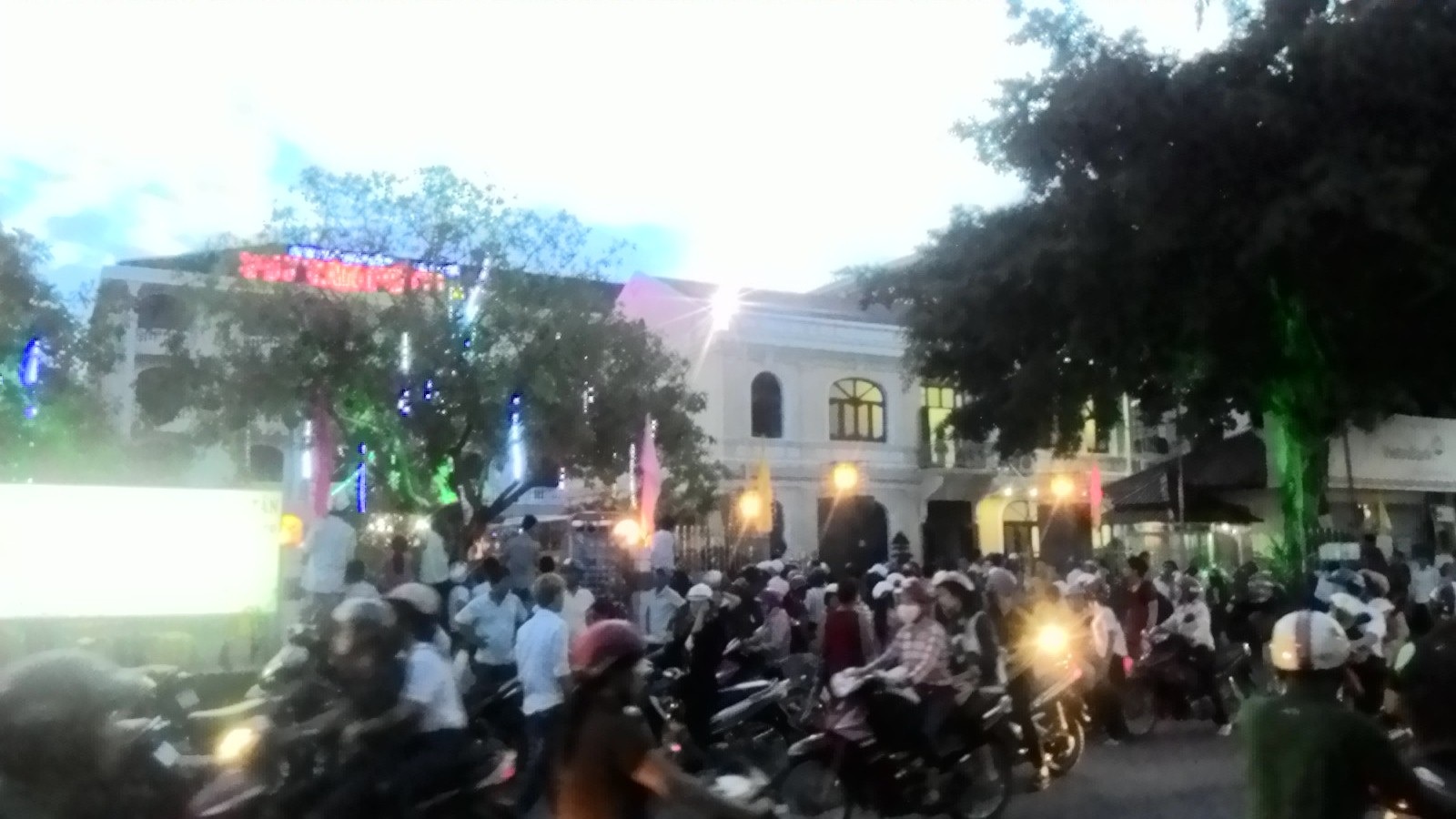 Chú rể đang làm đám cưới thì... vợ con đeo khăn tang đến đánh ghen - 1 Khung cảnh hỗn loạn trước khách sạn Duy Tân