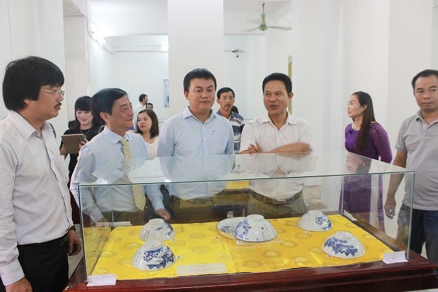 Triển lãm hình ảnh, cổ vật hiếm hoi còn lại thời chúa Nguyễn - 1 Nhà sưu tập Nguyễn Hữu Hoàng (áo trắng, thứ 3 từ phải qua) giới thiệu công chúng bộ sưu tập đồ sứ ký kiểu của mình