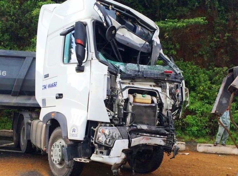 Vụ tai nạn trên đèo Phước Tượng: Tài xế xe khách tử vong - 2
Chiếc xe tải cũng bị nát bét phần đầu.