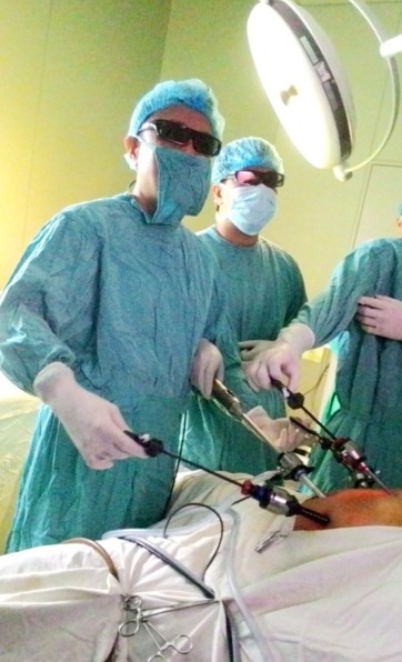 Mổ nội soi ung thư dạ dày bằng kỹ thuật 3D đầu tiên Việt Nam - 2 PGS.TS. Phạm Như Hiệp (ngoài cùng bên trái) cùng các đồng nghiệp phải đeo kính 3D để nhìn trên màn hình mổ