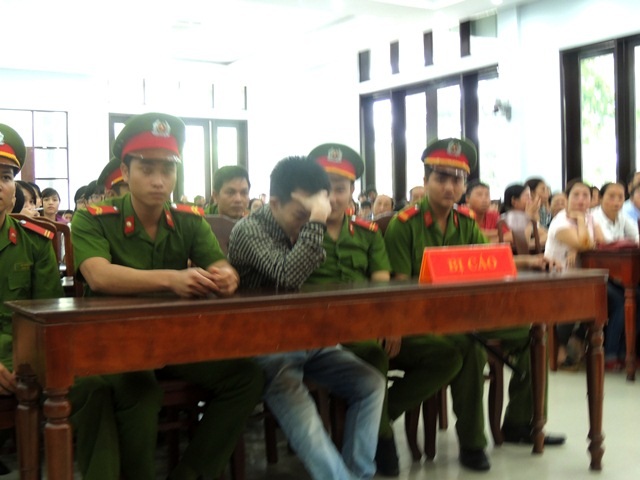 Kẻ giết em vợ bị tuyên án tử hình - 1 Vinh gục đầu khóc nức nở trước khi lên vành móng ngựa