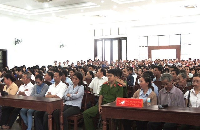 Kẻ giết em vợ bị tuyên án tử hình - 2 Rất đông người dân đến dự phiên tòa