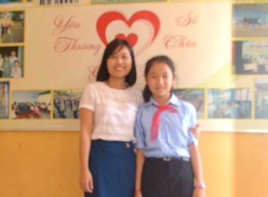 Nữ sinh lớp 6 nhặt được tiền giữa đường, nhờ trường tìm trả lại - 1 Em Linh và cô Phê (ảnh: V.H)