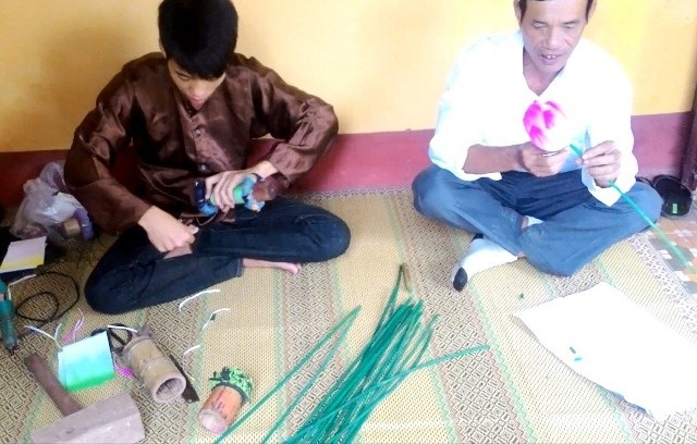 Ra mắt không gian văn hóa trong Lục Bộ cố đô Huế - 6 Làm hoa giấy Thanh Tiên