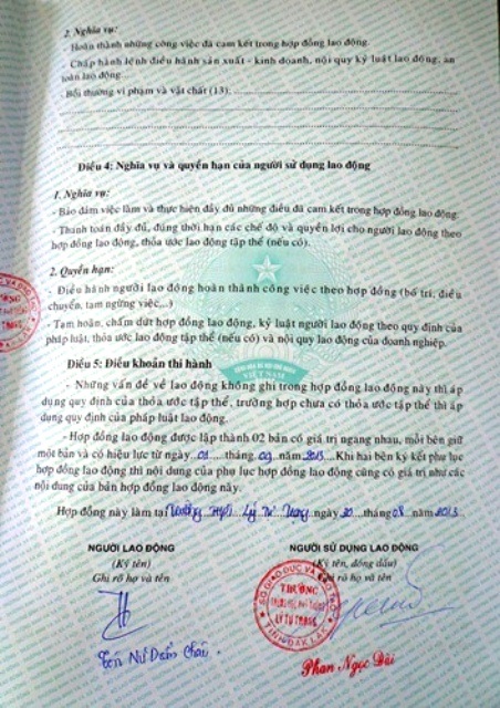 Bị cho nghỉ việc đột ngột, cô giáo mới sinh con phải ra chợ kiếm sống - 6 Hợp đồng lao động đã hết hạn giữa cô với nhà trường mà thầy Huần cung cấp