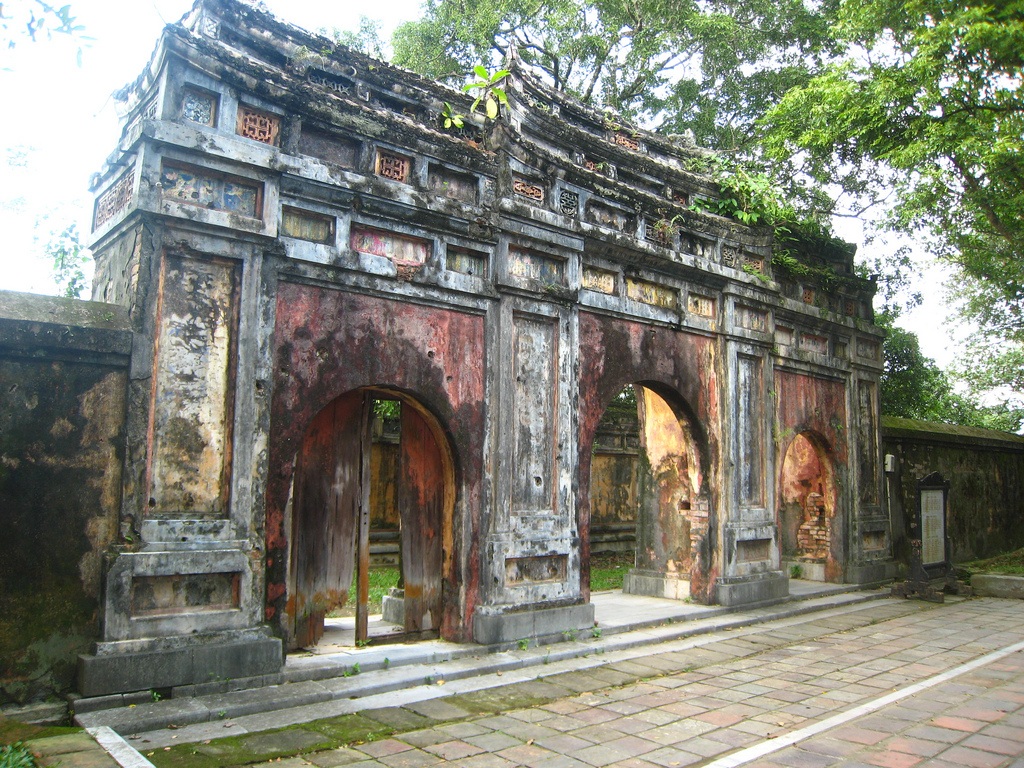 Kỳ 1: Khám phá các “kho báu” cổ vật trong Kinh thành Huế - 5 Điện Phụng Tiên nay giờ chỉ còn cổng Tam quan (ảnh: blog Thanh Nhan Tran)