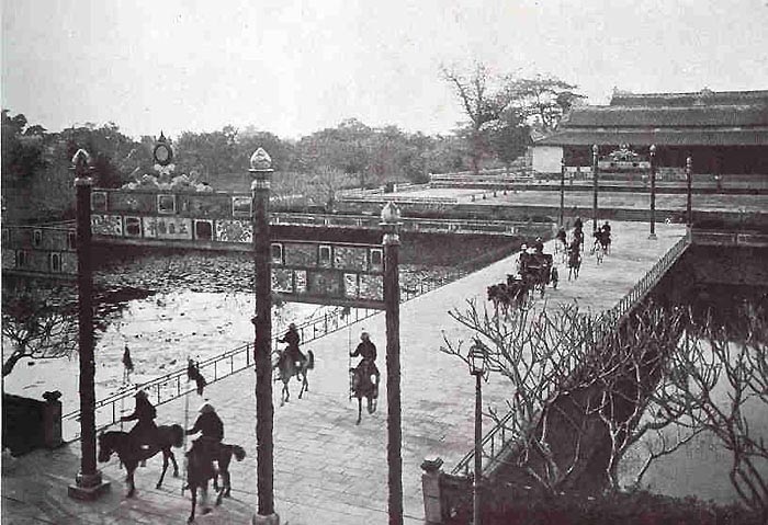 Dưới sự quản lý rất chặt chẽ của Pháp, nhiều lần đã đào lấy vàng bạc trong Kinh thành để dùng vào nhiều mục đích có lợi cho riêng mình (ảnh: internet)