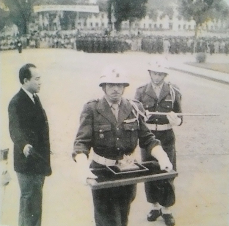 Đại diện chính phủ Pháp trao lại ấn, kiếm cho Quốc trưởng Bảo Đại năm 1952 tại Đà Lạt. Hiện bộ ấn kiếm tượng trưng cho quyền lực của triều đại phong kiến cuối cùng này không có tại Việt Nam