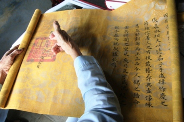 Tấm sắc phong thời Khải Định của gia đình ông Phan Thuận An được đóng bằng chiếc Kim Ngọc Bảo Tỷ “Sắc mệnh chi bảo”