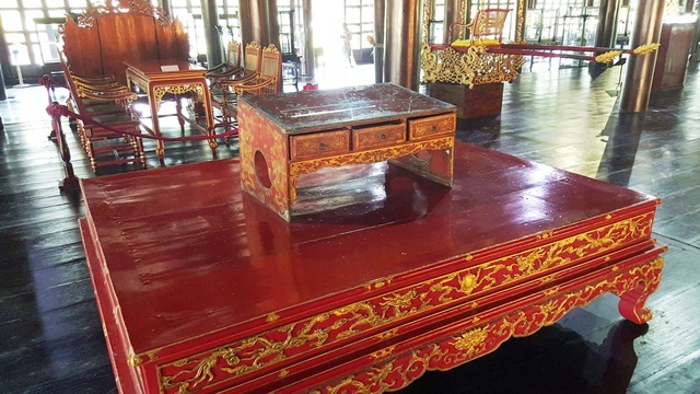 Kỳ 4: Điểm qua những cổ vật quý giá còn lại ở Huế - 19 Bộ phản và bàn làm việc của vua