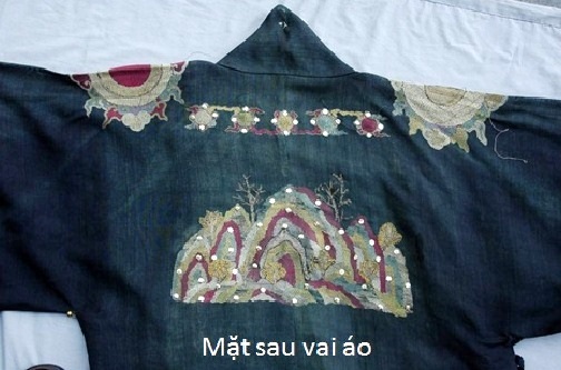 Kỳ 4: Điểm qua những cổ vật quý giá còn lại ở Huế - 8 2 mặt trước, sau chiếc áo tế Trời (ảnh: Bảo tàng Cổ vật Cung đình Huế cung cấp)