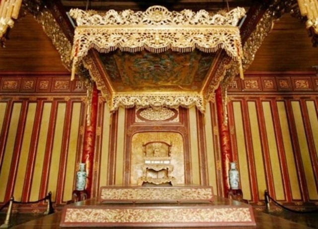 Kỳ 4: Điểm qua những cổ vật quý giá còn lại ở Huế - 4 Uy nghi ngai vàng của các vua Nguyễn (ảnh: Bảo tàng Cổ vật Cung đình Huế cung cấp)