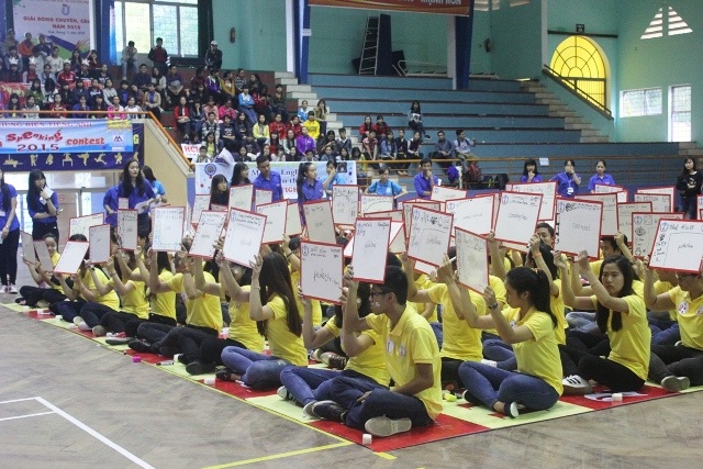 SV Y Dược Huế giành giải nhất Rung chuông vàng Tiếng Anh - 1 100 sinh viên ĐH Huế cùng “đọ” Tiếng Anh trong vòng chung kết
