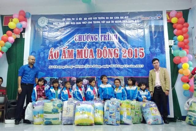 Sinh viên Huế tặng áo ấm cho học sinh miền núi - 1 Đội Công tác xã hội trường ĐH Khoa học Huế tặng áo ấm mùa đông cho các em học sinh nhỏ trường Tiểu học Thượng Long
