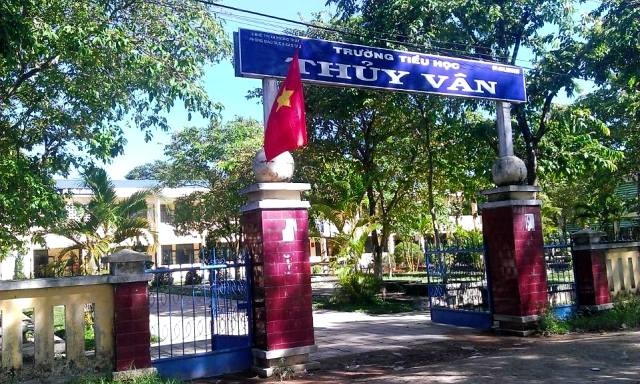 Cô giáo yêu cầu khởi tố hình sự nhóm người vào đánh ghen trong lớp - 1 Nhóm 4 người đã xông vào đánh cô Ng. ngay trong lớp học