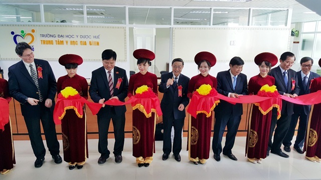 Đưa vào hoạt động Trung tâm Y học Gia đình Huế - 2 Cắt băng khánh thành đưa Trung tâm Y học Gia đình Huế vào hoạt động