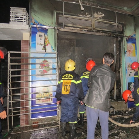 Cháy shop hoa tươi ở tòa nhà 3 tầng trong đêm, 2 mẹ con chạy thoát - 3 Cháy shop hoa tươi ở tòa nhà 3 tầng trong đêm, 2 mẹ con chạy thoát - 3
