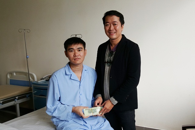 Tài năng trẻ bị suy thận đã được ghép thận thành công - 1
PV báo Dân trí trao quà Nhân ái đến em Trường