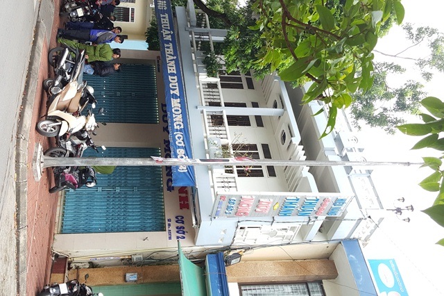 Tiệm vàng lớn ở Huế bị trộm đột nhập mất 40 lượng vàng - 1 Kẻ gian đã đột nhập vào tầng 2 của tiệm vàng Duy Mong