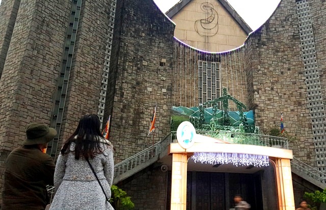 Không khí Giáng sinh tràn ngập khắp mọi miền - 25 Người dân ngắm nhìn hang trang trí ở nhà thờ Phủ Cam