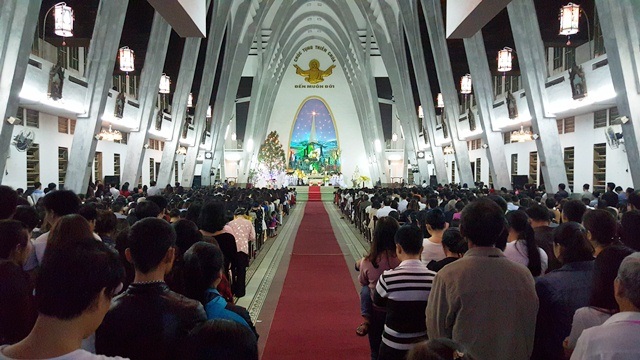 Dòng người nườm nượp đổ ra đường đón Noel - 37 Cầu nguyện trong thánh đường nhà thờ Phủ Cam vào 20h
